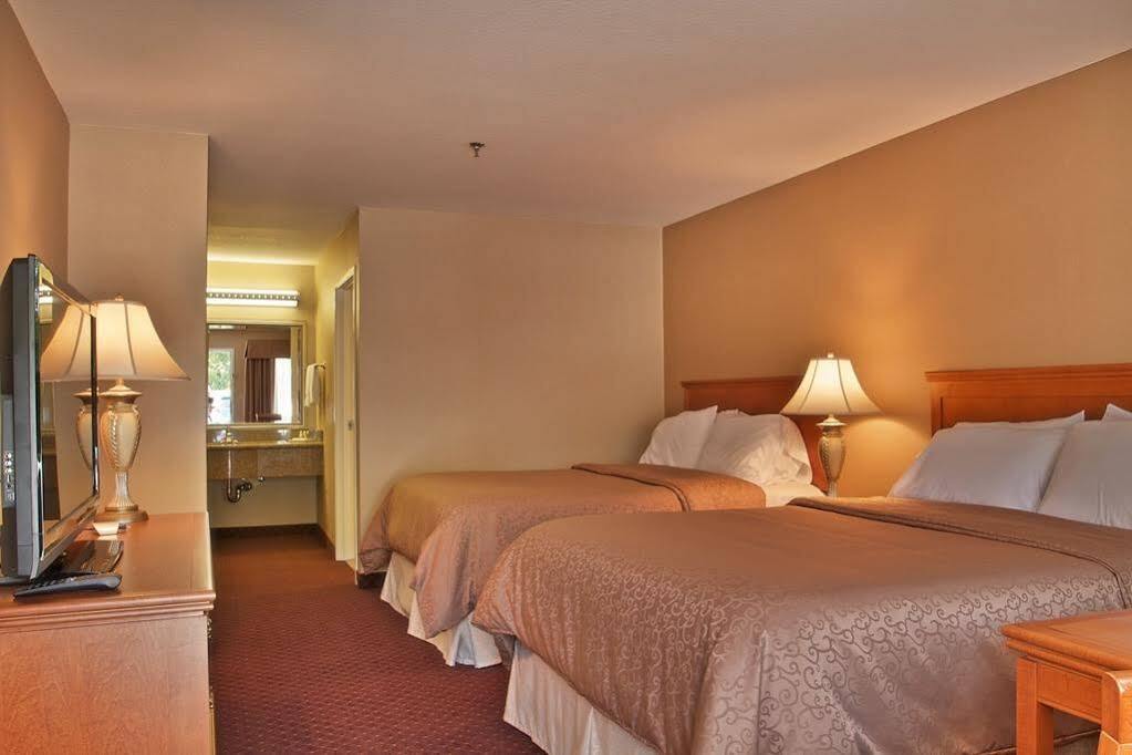 Burbank Inn And Suites Exterior photo